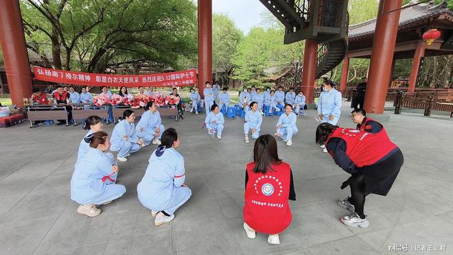 业致敬白衣天使凝聚社会温情k8凯发一触即发沈阳爱心企(图2)