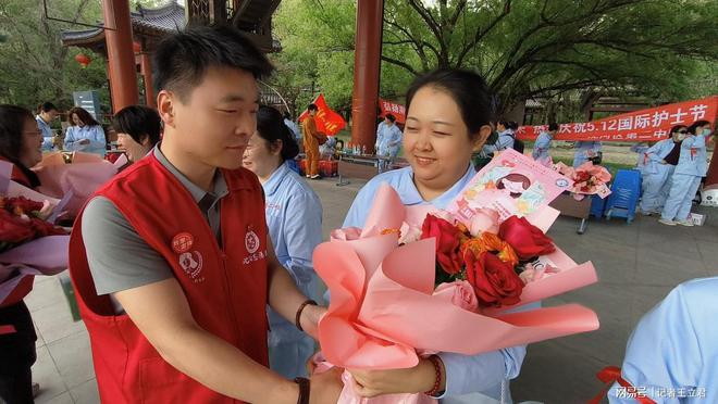 业致敬白衣天使凝聚社会温情k8凯发一触即发沈阳爱心企(图3)